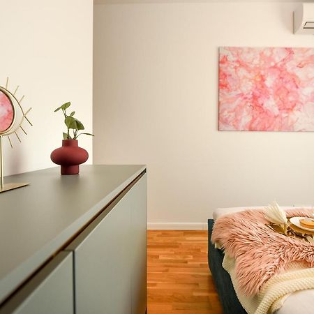 Eye Candy Romexpo 2-Bedroom With Free Parking ブカレスト エクステリア 写真
